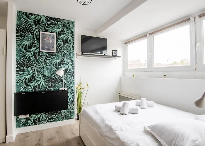 Small Functional - Right Next To The Metro Appartement *