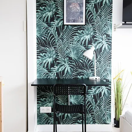 Small Functional - Right Next To The Metro *