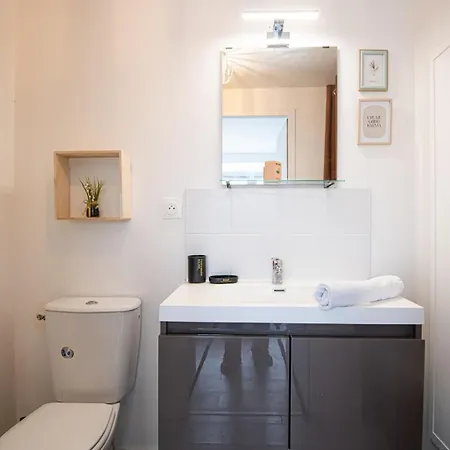 Small Functional - Right Next To The Metro *