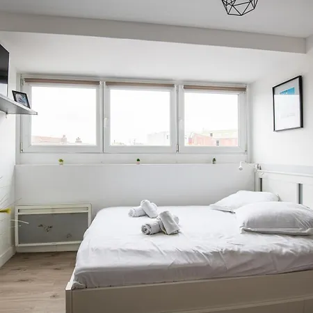 Small Functional - Right Next To The Metro *