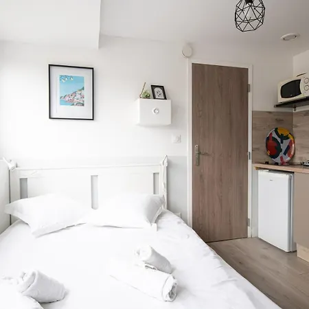 Small Functional - Right Next To The Metro Appartement *