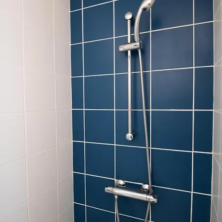 Small Functional - Right Next To The Metro Appartement